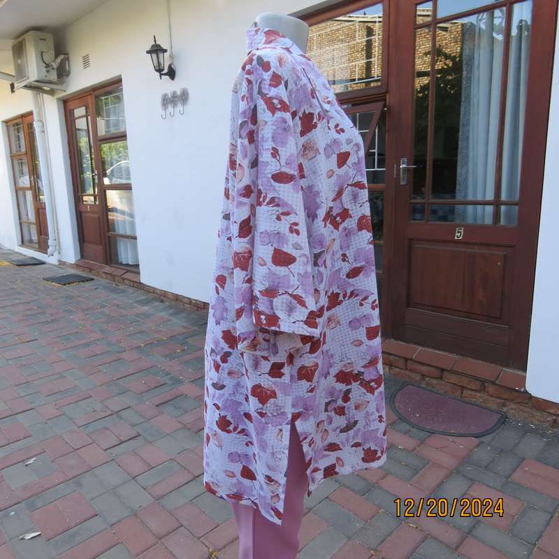 Innovative white opaque tiny check button down top with rust-pink leaves. Size 48. Double collar.