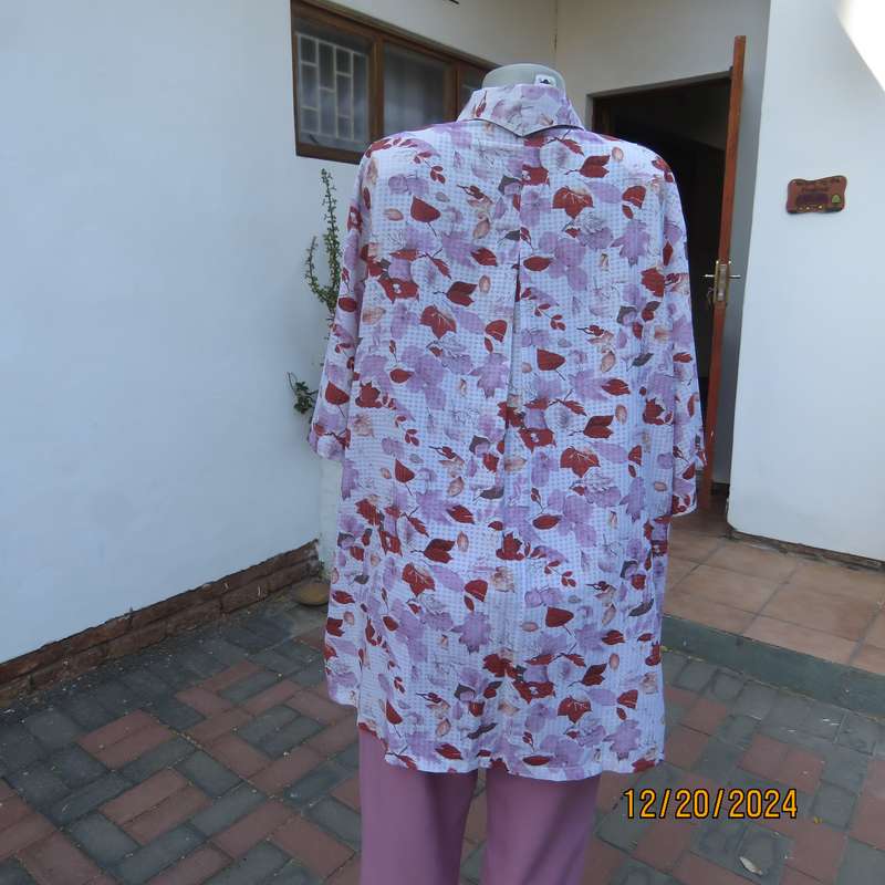Innovative white opaque tiny check button down top with rust-pink leaves. Size 48. Double collar.