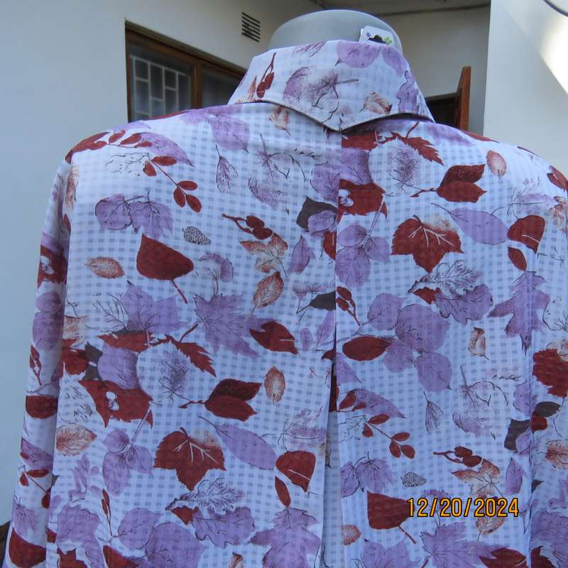 Innovative white opaque tiny check button down top with rust-pink leaves. Size 48. Double collar.