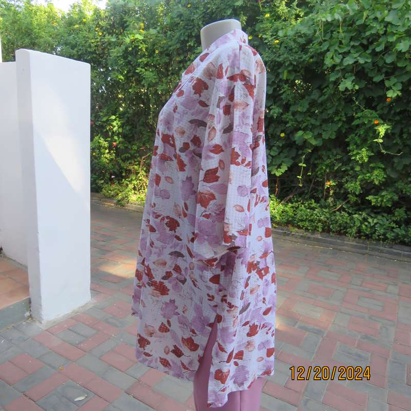 Innovative white opaque tiny check button down top with rust-pink leaves. Size 48. Double collar.