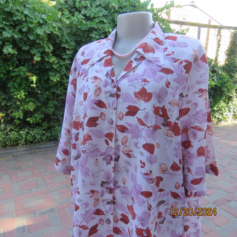 Innovative white opaque tiny check button down top with rust-pink leaves. Size 48. Double collar.