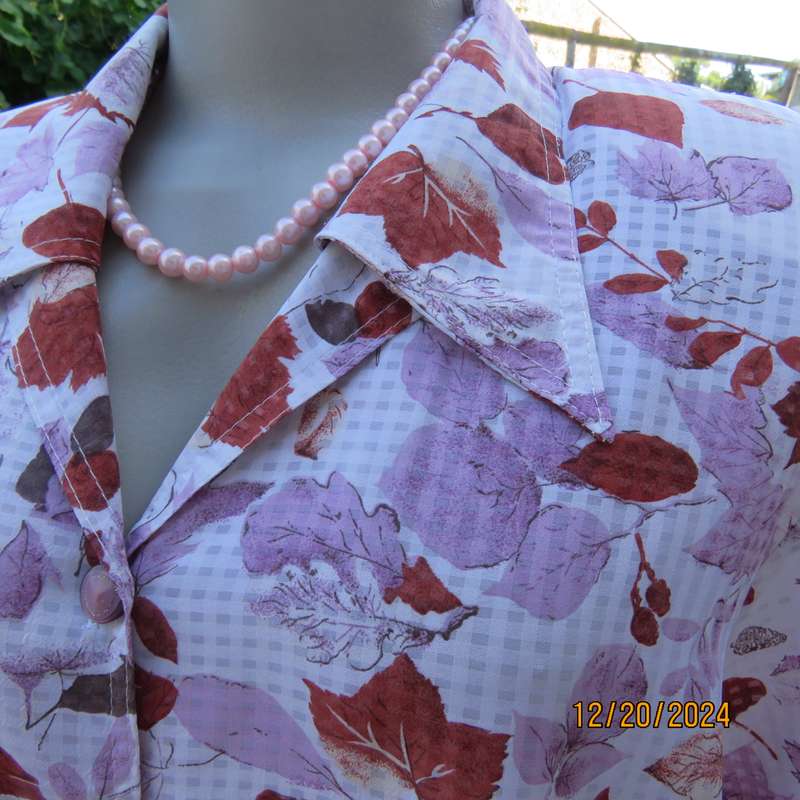 Innovative white opaque tiny check button down top with rust-pink leaves. Size 48. Double collar.