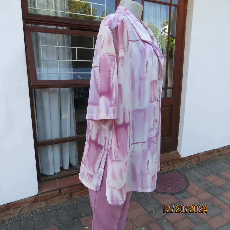 Boutique made button down short sleeve open collar top. Pleated yokes.Size 50 Pink print.