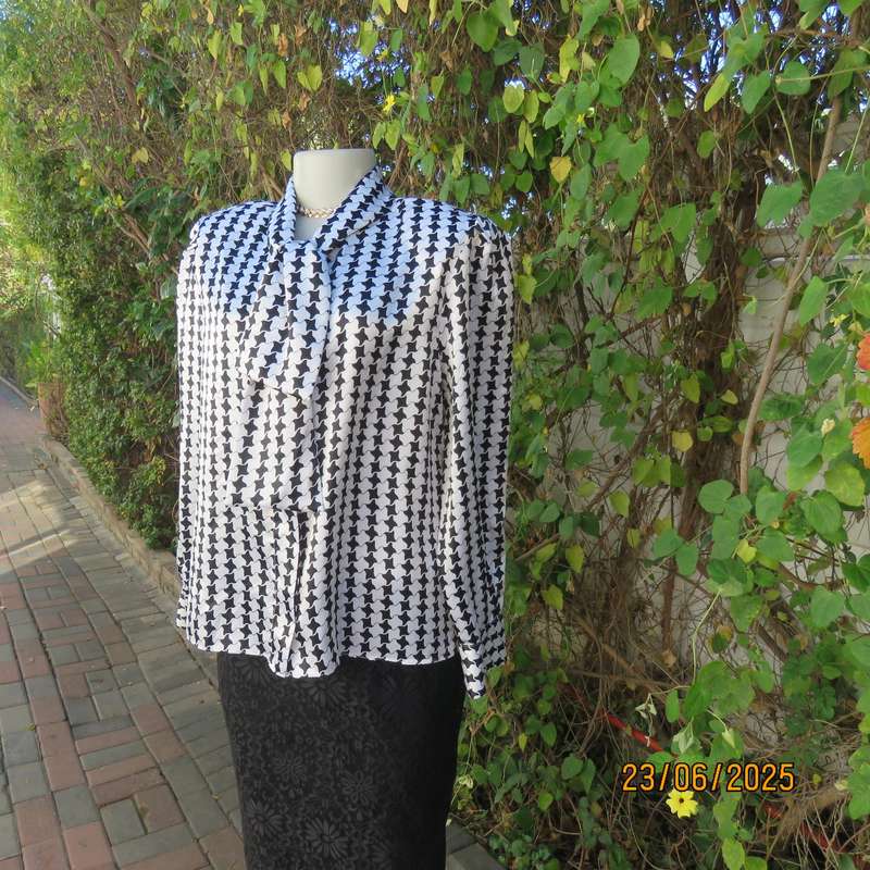 Black-white houndstooth silky shiny polyester long sleeve top. Tie collar. Size 40.