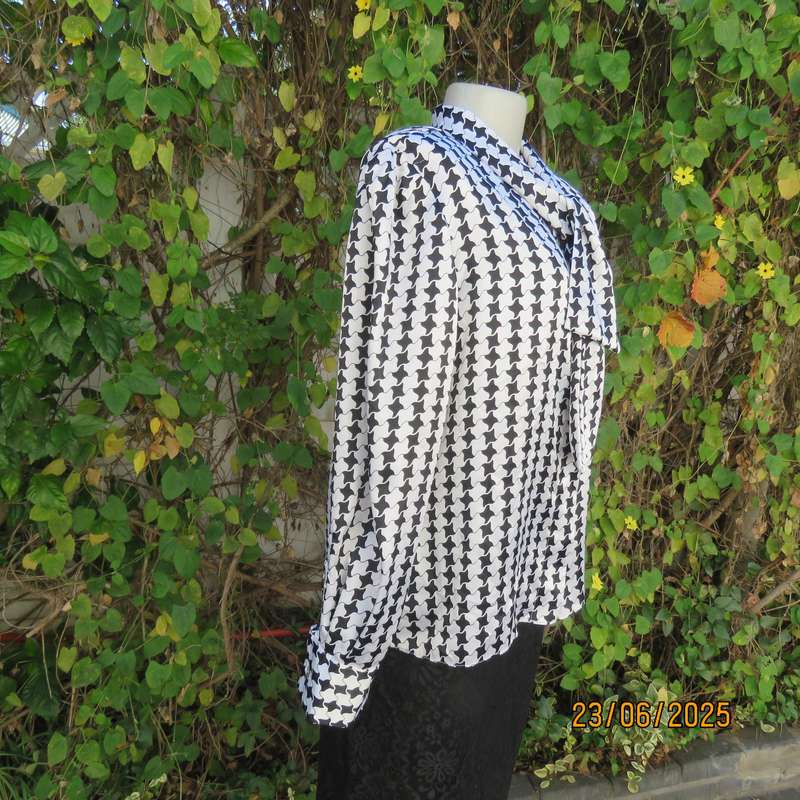 Black-white houndstooth silky shiny polyester long sleeve top. Tie collar. Size 40.