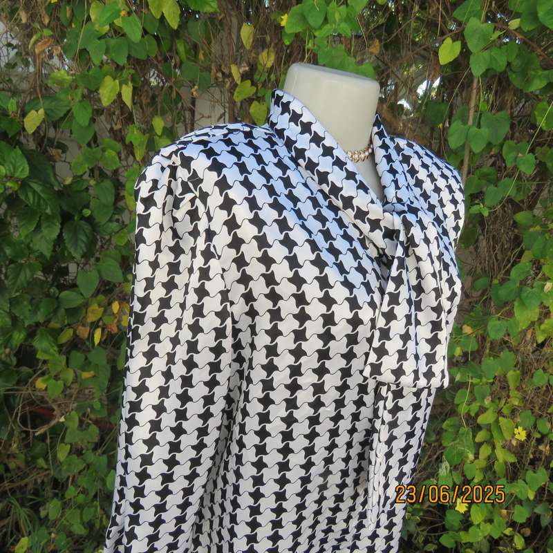 Black-white houndstooth silky shiny polyester long sleeve top. Tie collar. Size 40.