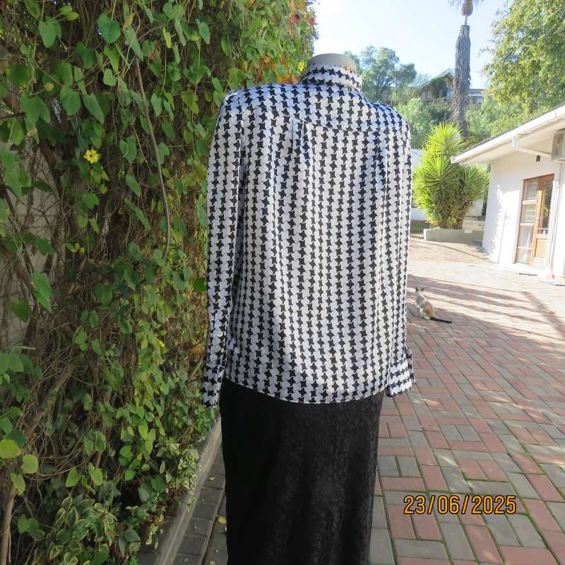 Black-white houndstooth silky shiny polyester long sleeve top. Tie collar. Size 40.