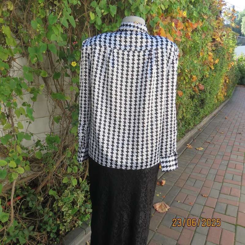 Black-white houndstooth silky shiny polyester long sleeve top. Tie collar. Size 40.