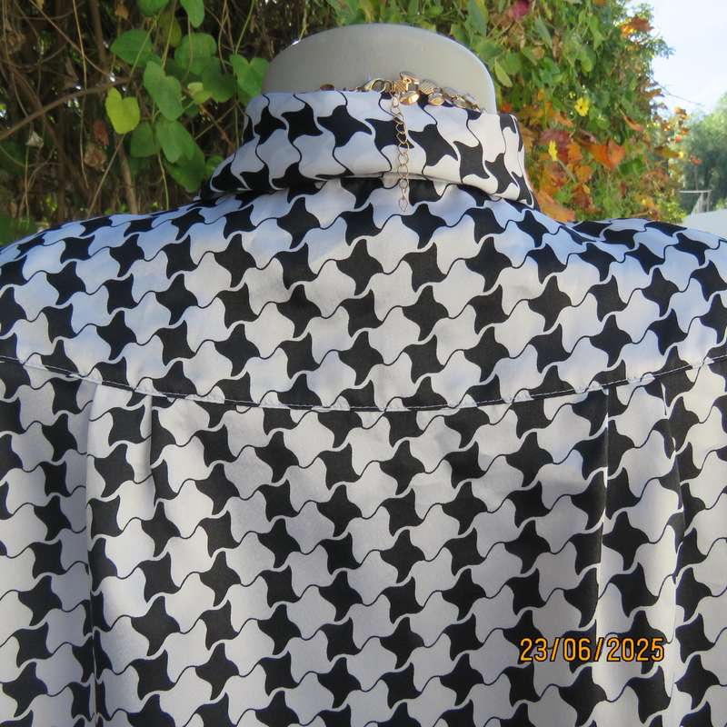 Black-white houndstooth silky shiny polyester long sleeve top. Tie collar. Size 40.