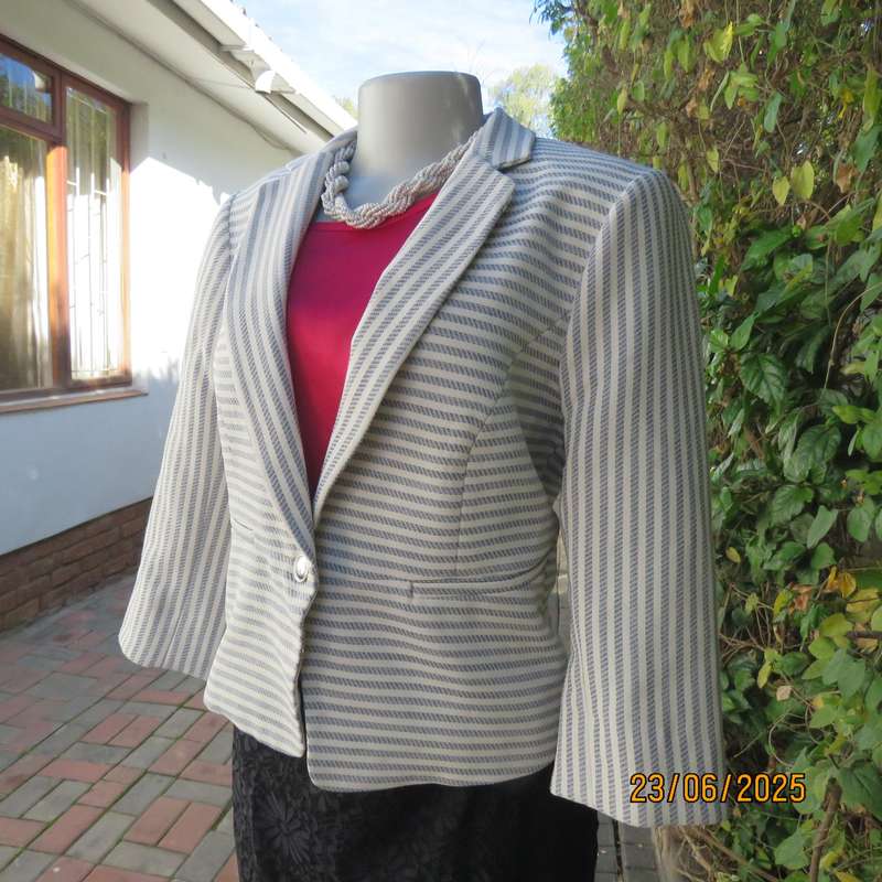OASIS cream-grey horizontal striped short tailored jacket. Size 36.