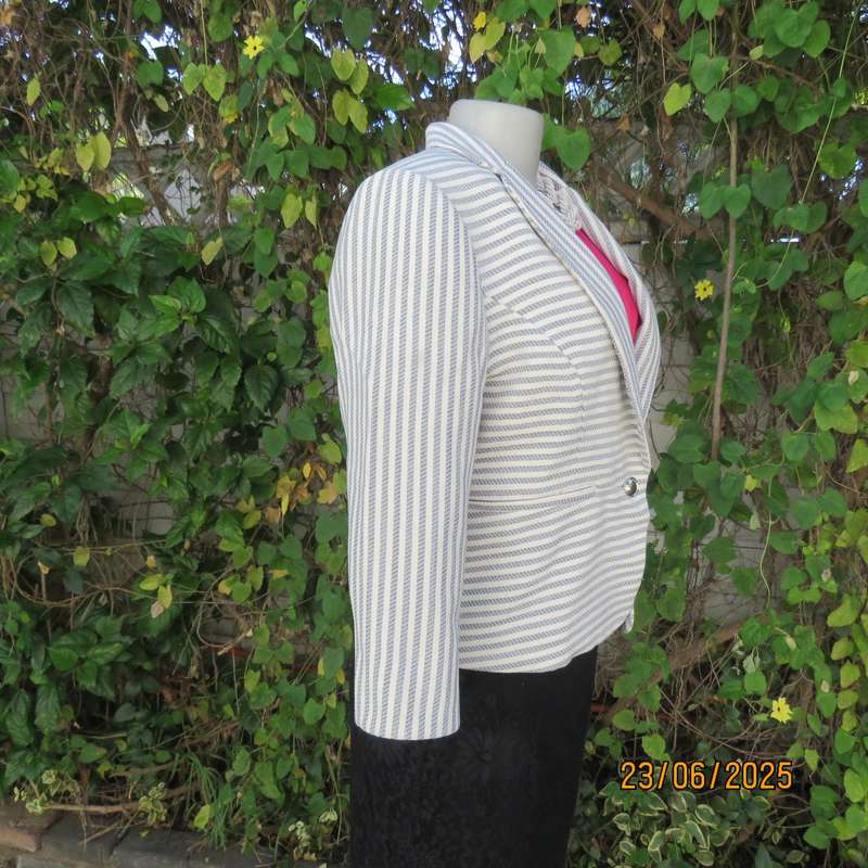 OASIS cream-grey horizontal striped short tailored jacket. Size 36.