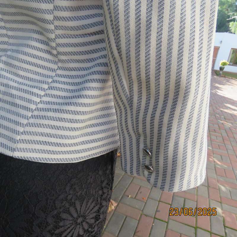 OASIS cream-grey horizontal striped short tailored jacket. Size 36.