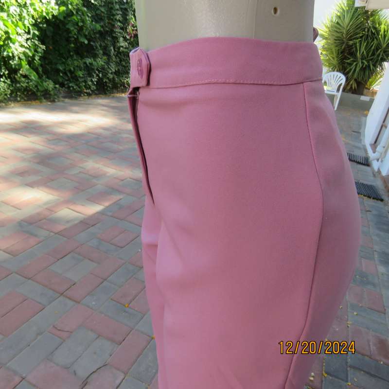 Fabulous turkish rose pink capri pants size 36 in 100% polyester. By CASUAL AMERICAN. As new cond.