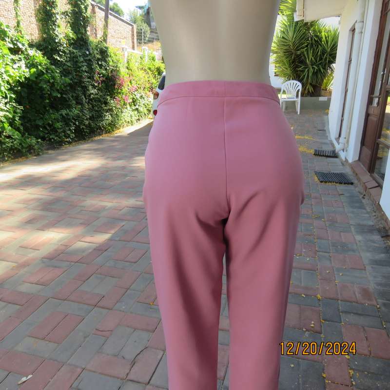 Fabulous turkish rose pink capri pants size 36 in 100% polyester. By CASUAL AMERICAN. As new cond.