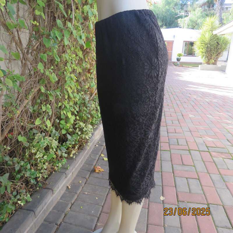 Black bandless acrylic lace pencil skirt-stretch polyester underlay. Size 36