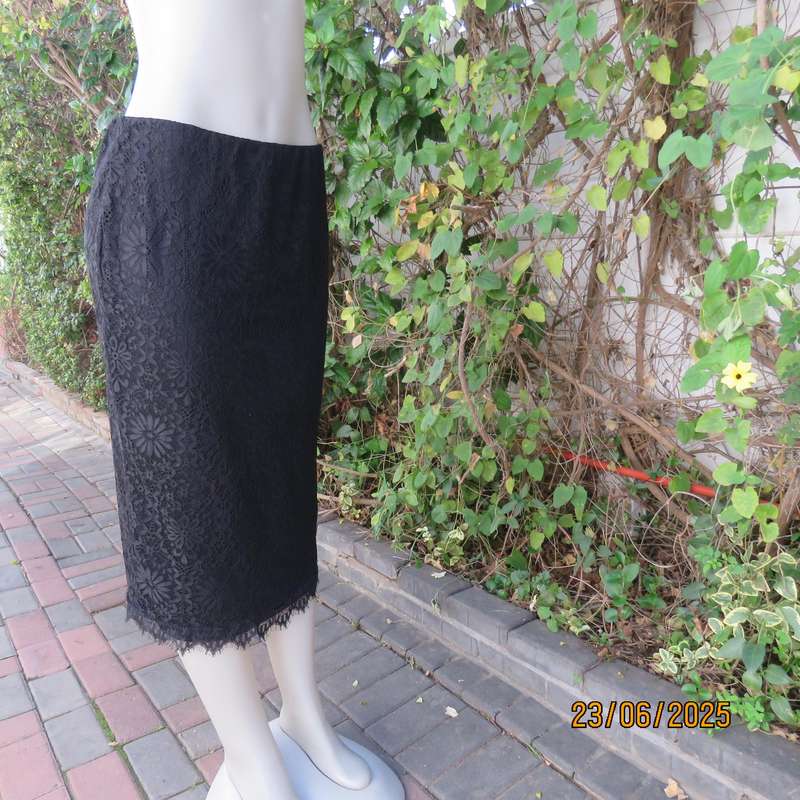 Black bandless acrylic lace pencil skirt-stretch polyester underlay. Size 36