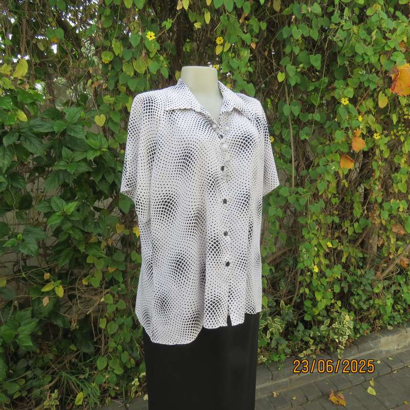 VIVARA MICHELLE white polyester top with tiny black squares. Short raglan sleeves. Size 46