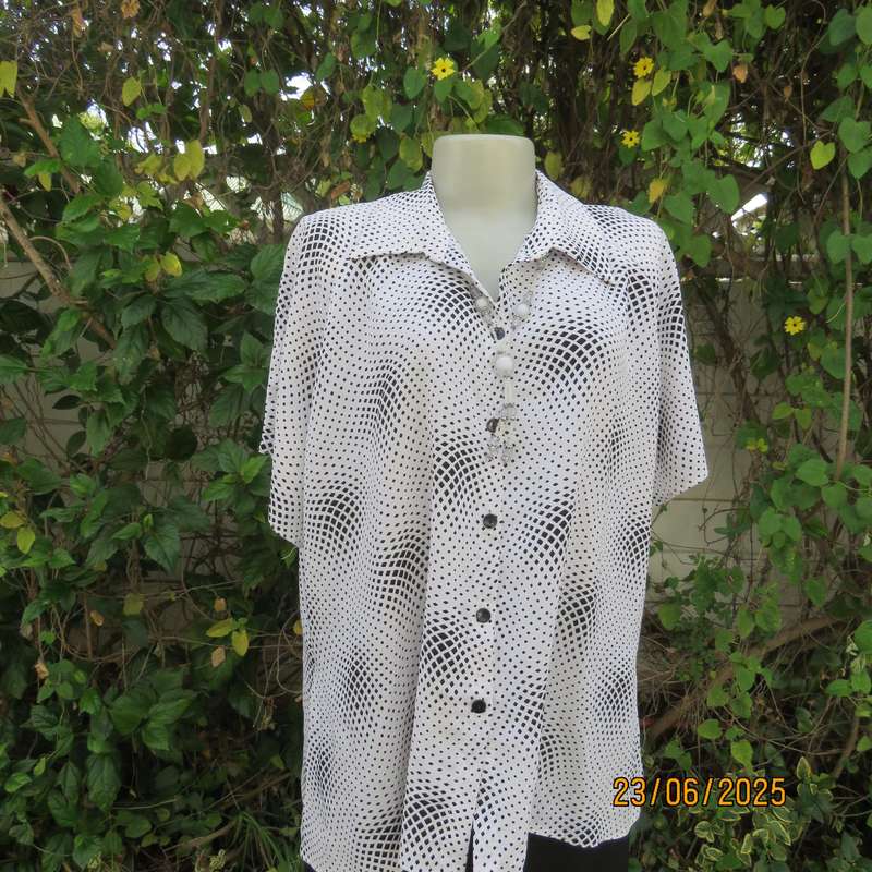 VIVARA MICHELLE white polyester top with tiny black squares. Short raglan sleeves. Size 46
