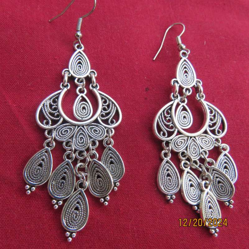 Pair of beautiful drop and dangle earrings in silver shade. 6cm long. New item.