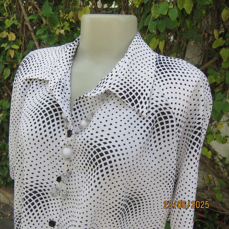 VIVARA MICHELLE white polyester top with tiny black squares. Short raglan sleeves. Size 46