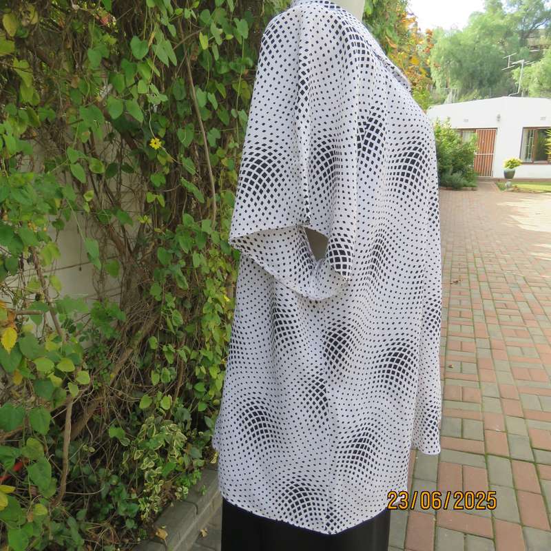 VIVARA MICHELLE white polyester top with tiny black squares. Short raglan sleeves. Size 46