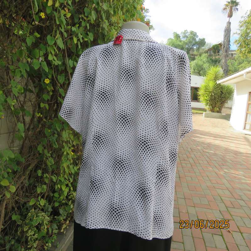 VIVARA MICHELLE white polyester top with tiny black squares. Short raglan sleeves. Size 46
