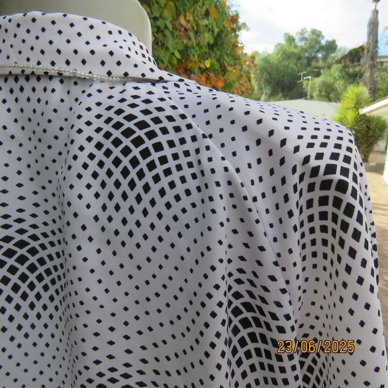 VIVARA MICHELLE white polyester top with tiny black squares. Short raglan sleeves. Size 46
