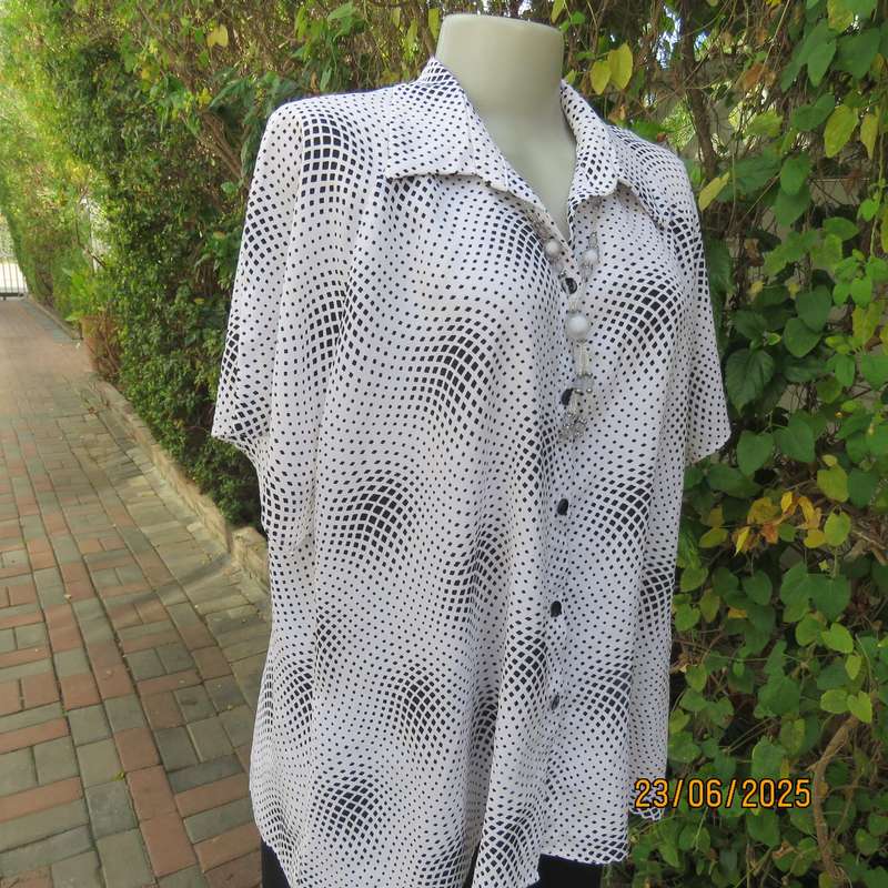 VIVARA MICHELLE white polyester top with tiny black squares. Short raglan sleeves. Size 46