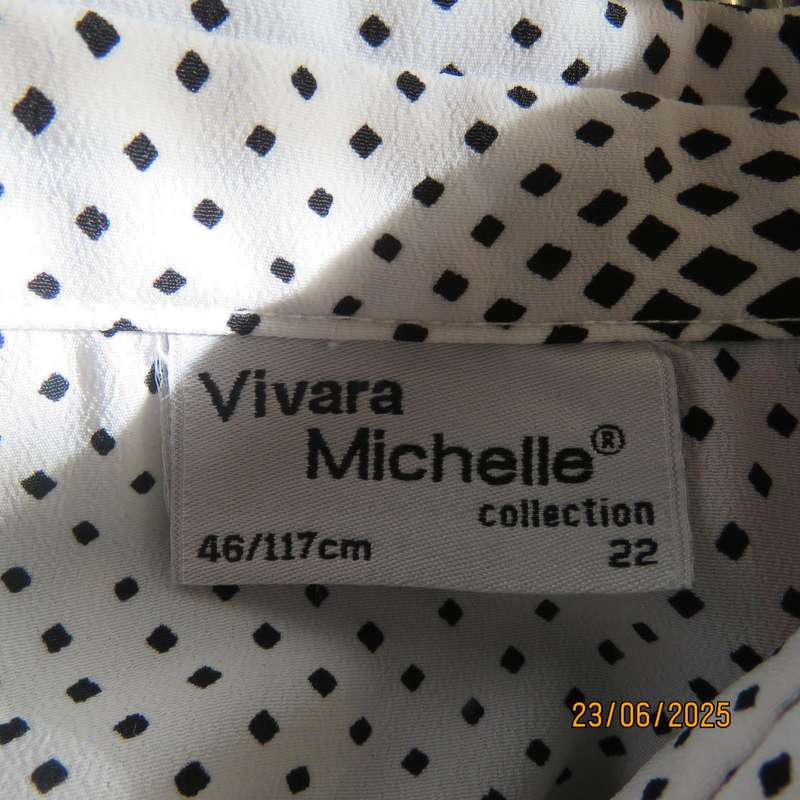 VIVARA MICHELLE white polyester top with tiny black squares. Short raglan sleeves. Size 46