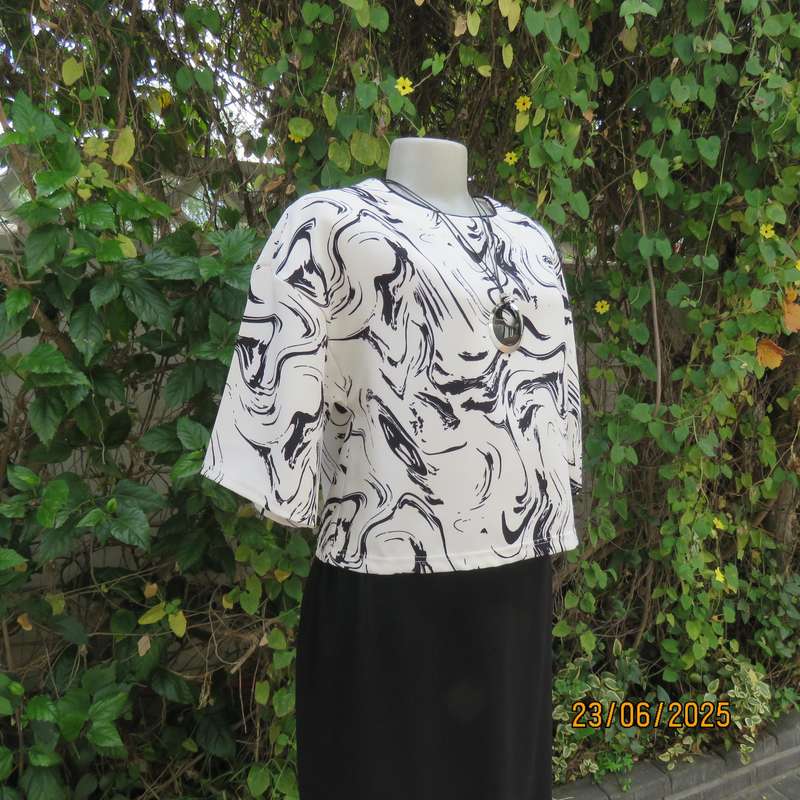 Cropped slip over black-white short sleeve top. Soft firm polyester, Size 36