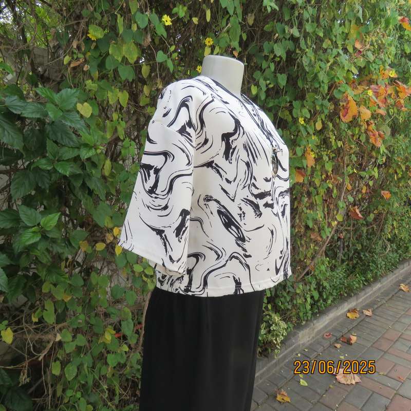 Cropped slip over black-white short sleeve top. Soft firm polyester, Size 36