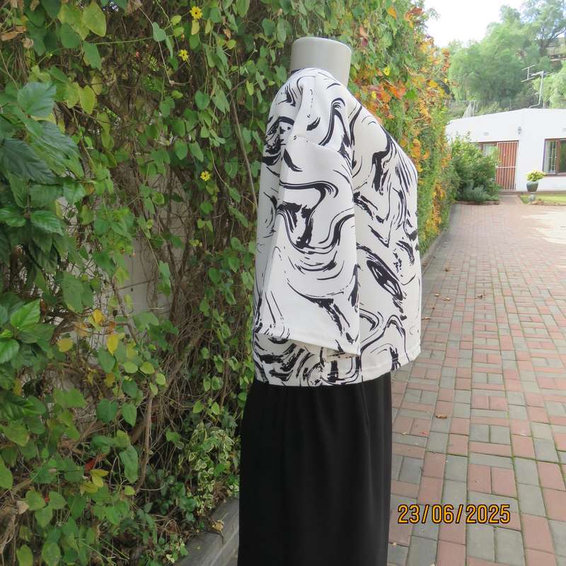 Cropped slip over black-white short sleeve top. Soft firm polyester, Size 36
