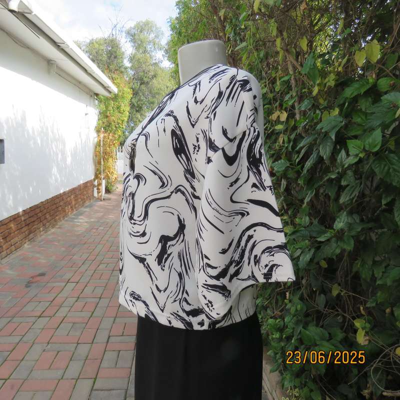 Cropped slip over black-white short sleeve top. Soft firm polyester, Size 36