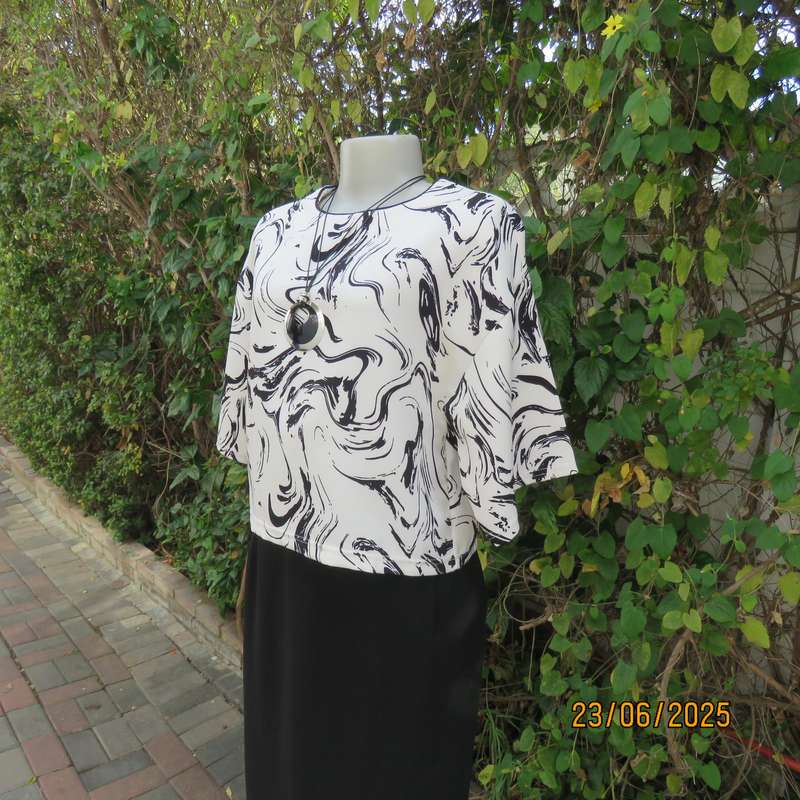 Cropped slip over black-white short sleeve top. Soft firm polyester, Size 36