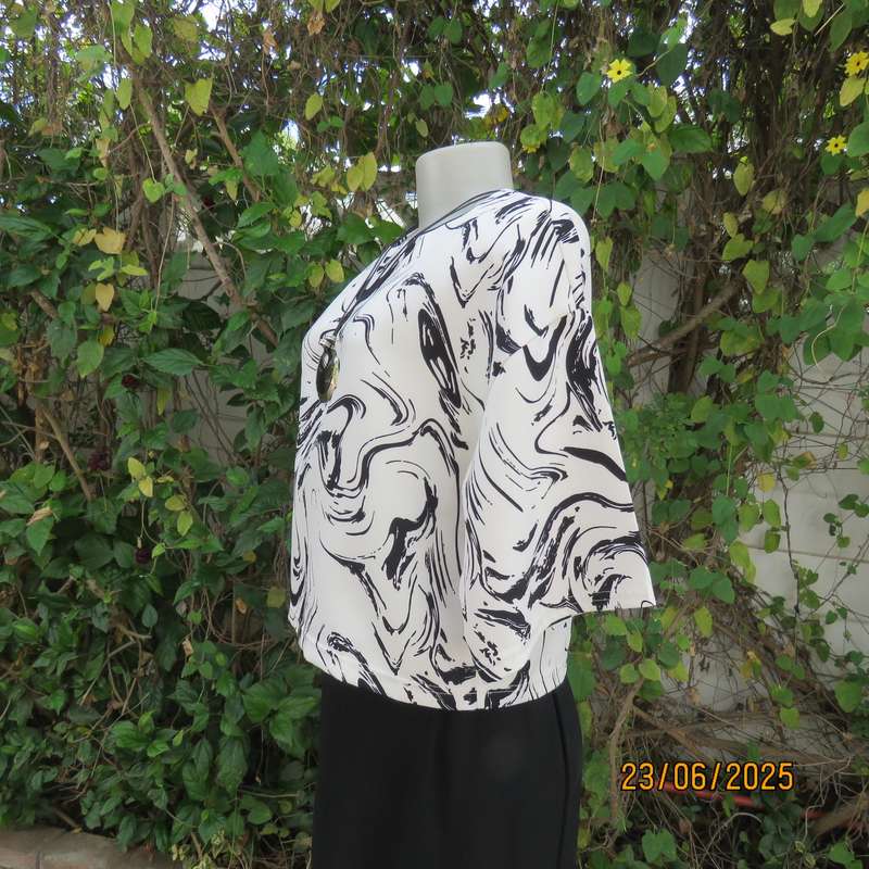 Cropped slip over black-white short sleeve top. Soft firm polyester, Size 36
