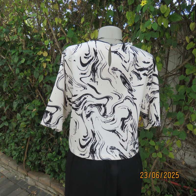 Cropped slip over black-white short sleeve top. Soft firm polyester, Size 36
