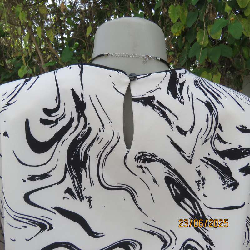 Cropped slip over black-white short sleeve top. Soft firm polyester, Size 36