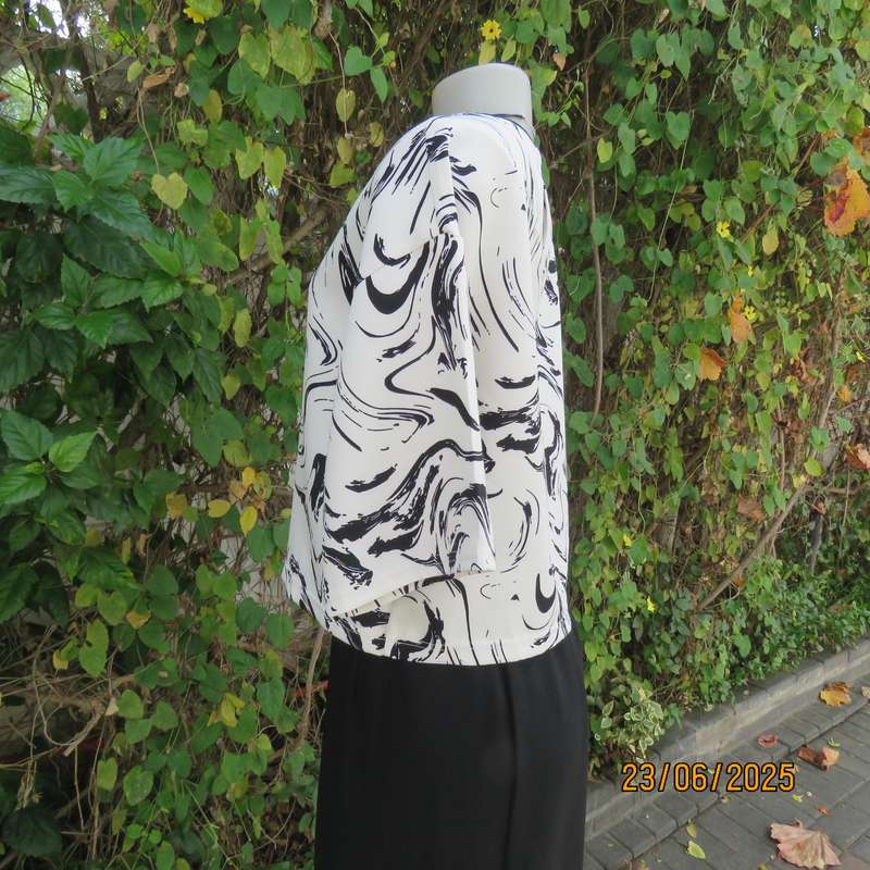 Cropped slip over black-white short sleeve top. Soft firm polyester, Size 36