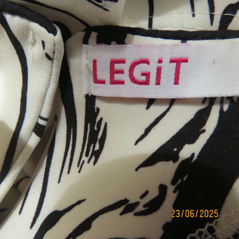 Cropped slip over black-white short sleeve top. Soft firm polyester, Size 36