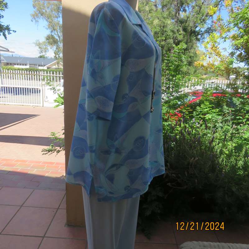 Charming short sleeve button down-open collar top in medley of cool blue shades.Size 42-44.As new