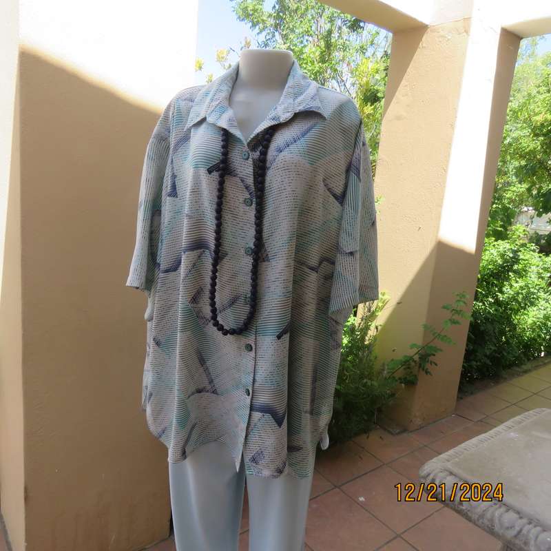 Boutique made silky polyester button down top-shirt collar.Size 52.White-navy-blue graphic print.