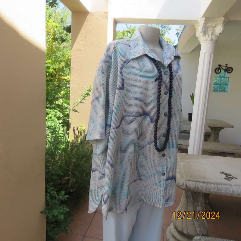 Boutique made silky polyester button down top-shirt collar.Size 52.White-navy-blue graphic print.