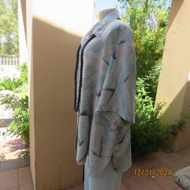 Boutique made silky polyester button down top-shirt collar.Size 52.White-navy-blue graphic print.