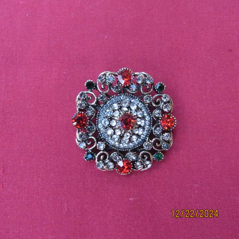 Stunning vintage look round golden brooch. Red green-smoky rhinestones.Faux diamonds. 4.5cm dia. New