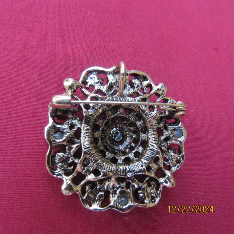 Stunning vintage look round golden brooch. Red green-smoky rhinestones.Faux diamonds. 4.5cm dia. New