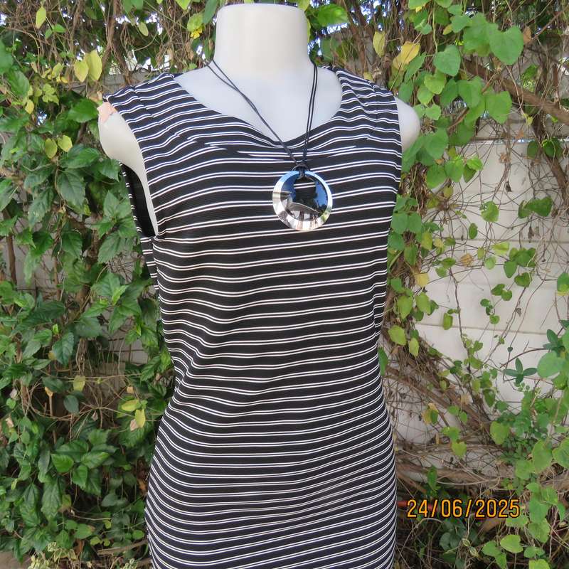 Black-white horizontal striped bodycon dress in ribbed stretch polyester. Size 34