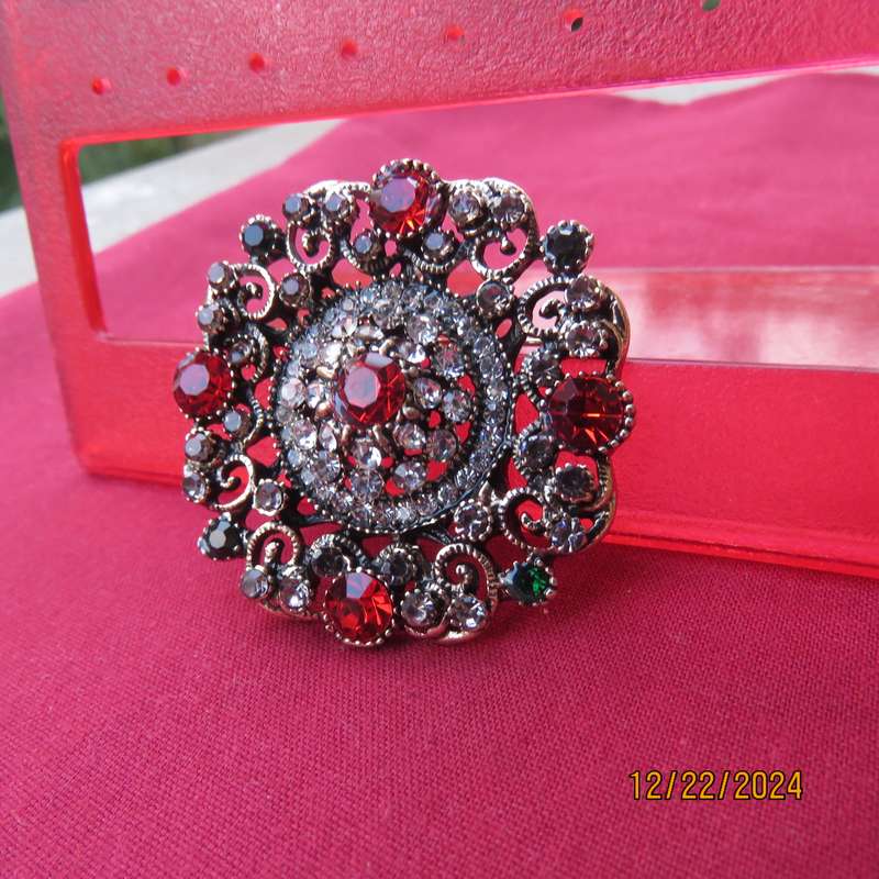 Stunning vintage look round golden brooch. Red green-smoky rhinestones.Faux diamonds. 4.5cm dia. New