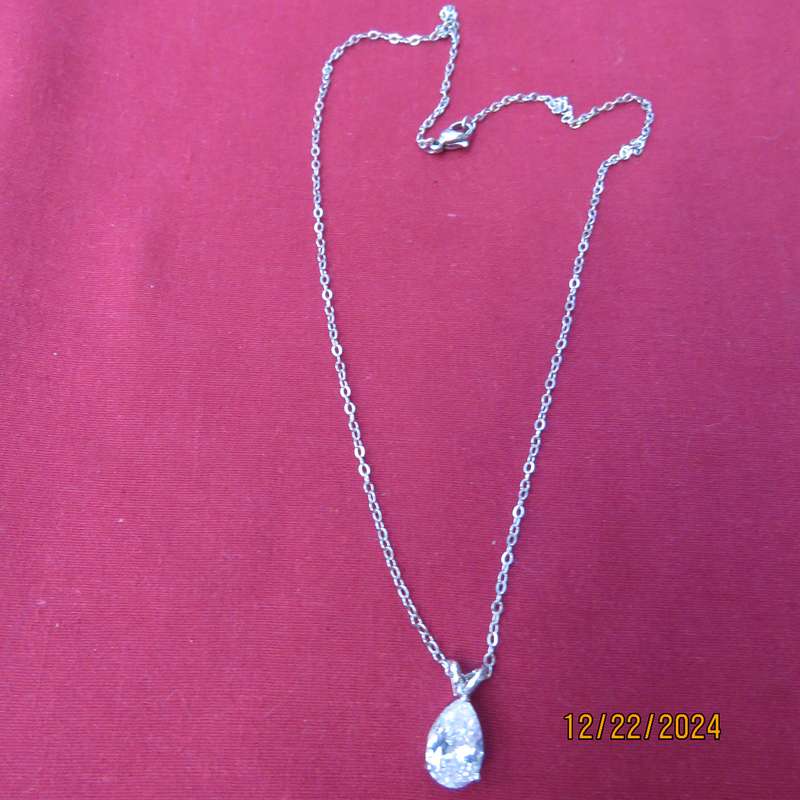 Beautiful clear rhinestone teardrop stone in silver plated pendant. With 45cm chain. New item