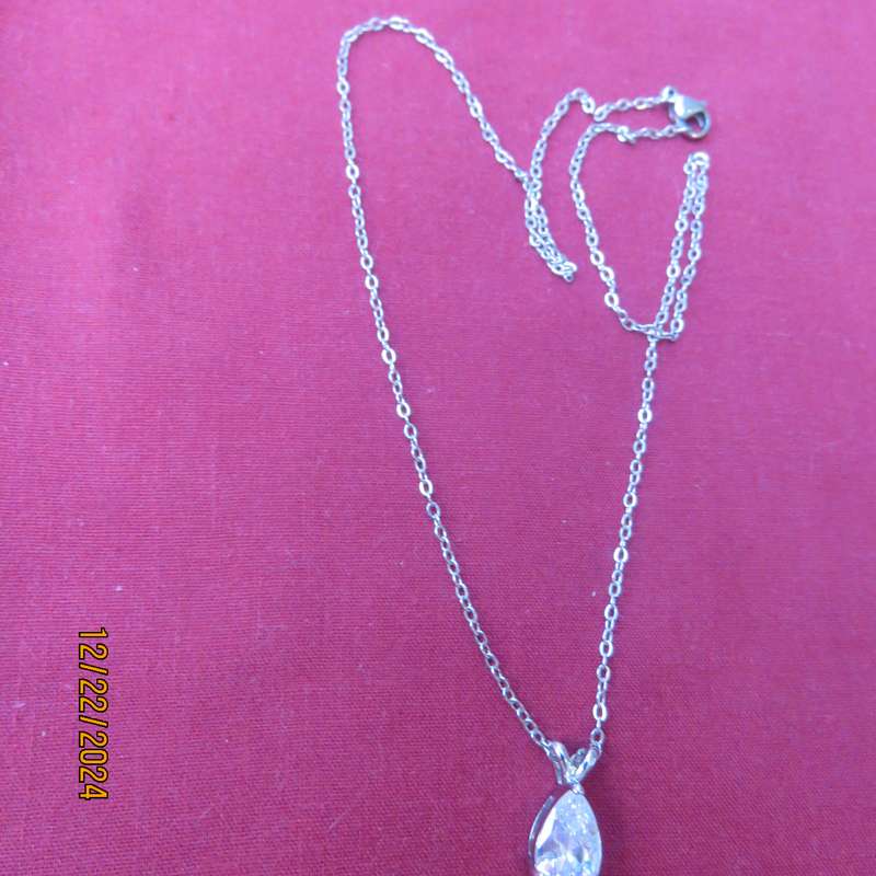 Beautiful clear rhinestone teardrop stone in silver plated pendant. With 45cm chain. New item