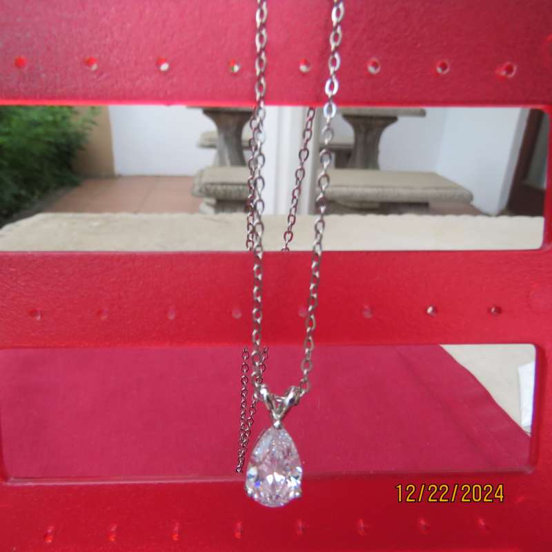 Beautiful clear rhinestone teardrop stone in silver plated pendant. With 45cm chain. New item